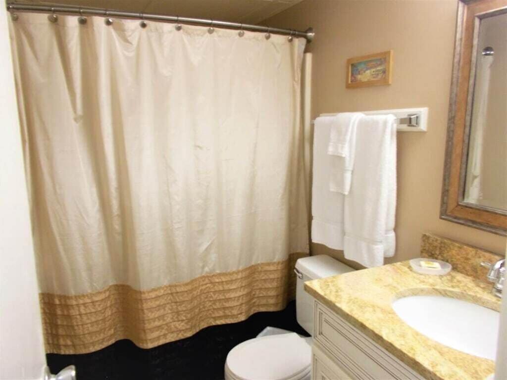 Island Winds East #103, Gulf Front. Closest Building To Hangout! * Gulf Shores